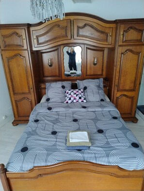 2 slaapkamers, een strijkplank/strijkijzer, reisbedje, beddengoed