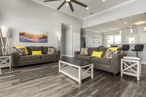 House, 4 Bedrooms | Living area