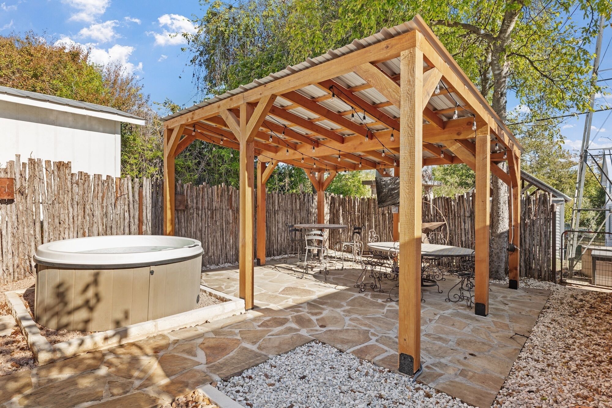 ハウス 2 ベッドルーム | 屋外ダ  イニングエリア