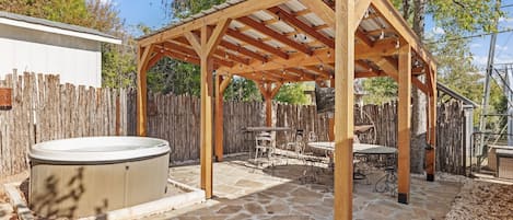 House, 2 Bedrooms | Outdoor dining