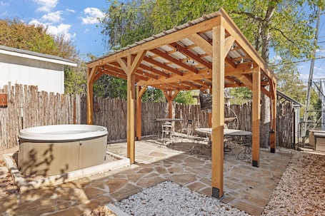 House, 2 Bedrooms | Outdoor dining