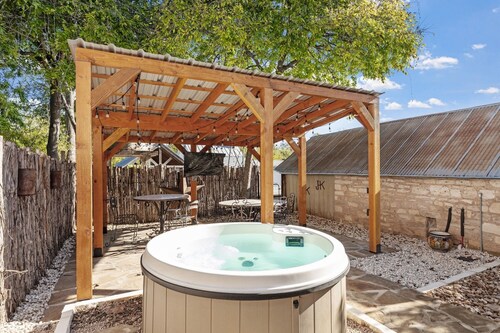 Calmbach Cottage 2 Bedroom Home by RedAwning