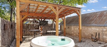 Calmbach Cottage 2 Bedroom Home by RedAwning
