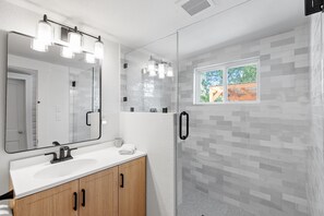 Maison, 2 chambres | Salle de bain | Serviettes fournies, shampoing