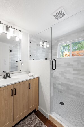 House, 2 Bedrooms | Bathroom | Towels, shampoo