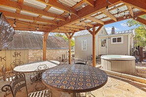 House, 2 Bedrooms | Outdoor dining