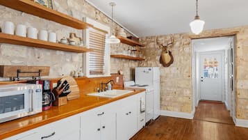 Nhà, 2 phòng ngủ | Bếp riêng | Tủ lạnh, dụng cụ pha cà phê/trà