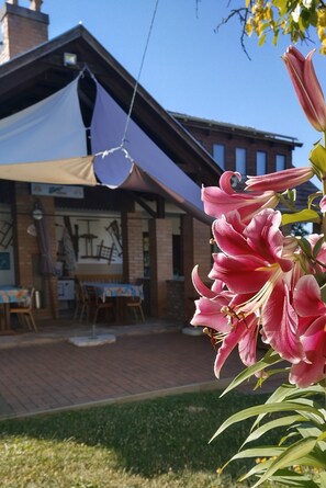 Chambre, 2 chambres, fumeur, patio | Enceinte de l’hébergement