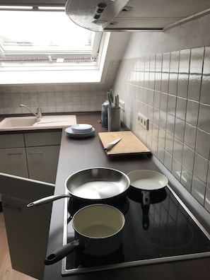 Kjøleskap, mikrobølgeovn, ovn og kokeplater