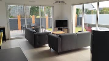 Een televisie en boeken