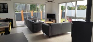 TV, books - "l'emeraude 2" Maison Neuve 2/4 Pers, Plain-pied, Wifi, Plage à 10 min à Pieds (frehel)