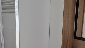 Douche, sĂšche-cheveux