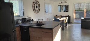 電子レンジ、オーブン、コンロ、食器洗い機