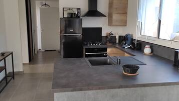 Een magnetron, een oven, een kookplaat, een vaatwasser