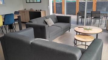 Een televisie en boeken