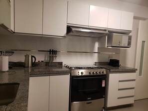 Réfrigérateur, four à micro-ondes, un four, surface de cuisson