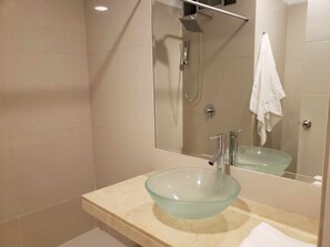 Toalhas de banho, sabonete, papel higiênico 