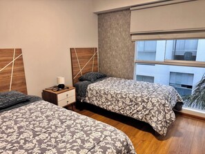 3 bedrooms, iron/ironing board, free WiFi, bed sheets - Beautiful, Bright & Spacious 3-Bedroom Retreat only 3 Blocks to the Ocean (Miraflores)