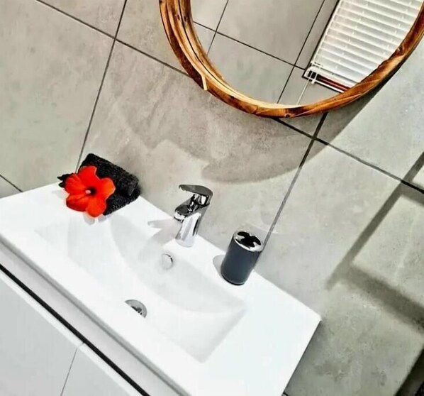 Secador de cabelo, toalhas de banho, sabonete, shampoo