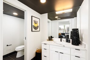 Shower, hair dryer, towels, soap - Downtown San Antonio Gem with Private Riverwalk Access (San Antonio)