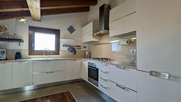 Frigorifero, microonde, forno, piano cottura