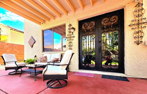 Spacious & quiet 2 story house close to regional parks, golf clubs & shopping.