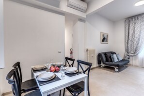 Leilighet – comfort | Oppholdsområde | En 32-tommers Flatskjerm-TV med Parabol-TV