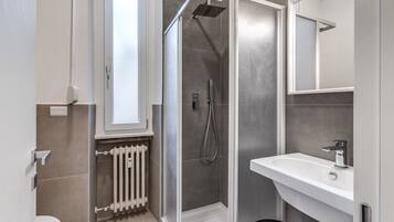 Appartamento Comfort | Bagno | Doccia, soffione a pioggia, set di cortesia gratuito, asciugacapelli