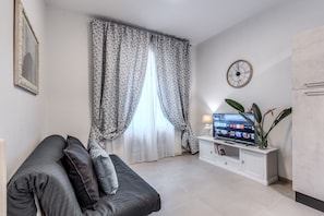 Comfort-Apartment | Wohnbereich | 32-Zoll-Flachbildfernseher mit Satellitenempfang