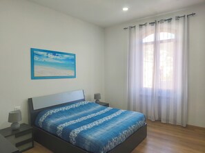 2 bedrooms, free WiFi, bed sheets - Calypso Holiday Home, cozy apartment in Station area for 5 Terre (La Spezia)