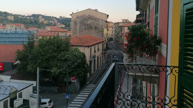 A street view with buildings, a pedestrian crossing, and a parked car. - Calypso Holiday Home, cozy apartment in Station area for 5 Terre (La Spezia)