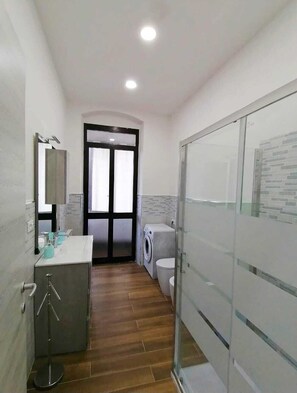 Dusche, Haartrockner, Bidet, Handtücher