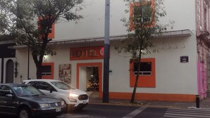 Un hotel con un cartel que dice "HOTEL" y un cartel que indica "Hidalgo".