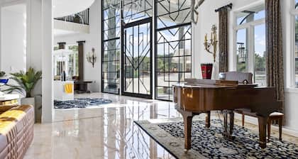 The Gatsby Mansion WATERFRONT - Events, Casino, Pickleball & MORE