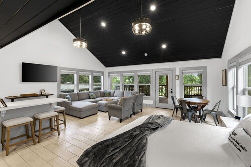 Cozy Retreat: 2 Homes w BBQ Playhouse & Pool