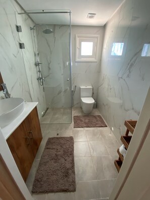 Douche, sèche-cheveux, serviettes fournies, savon