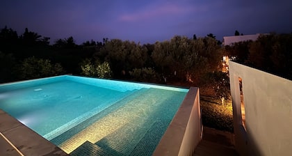 La maison des olives bleues, au coeur dâun verger, entre terre et mer