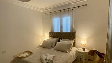 4 chambres, bureau, fer et planche à repasser, lit parapluie