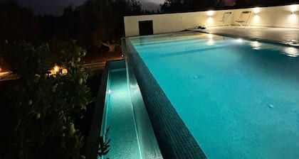 La maison des olives bleues, au coeur dâun verger, entre terre et mer