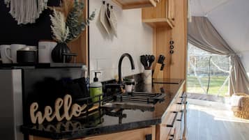 Fridge, oven, stovetop, coffee/tea maker
