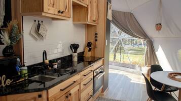 Fridge, oven, stovetop, coffee/tea maker