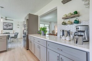 Réfrigérateur, micro-ondes, four, plaque de cuisson