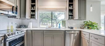 5-Bdrm + Hot Tub | TX Med Cen, Lackland, Riverwalk