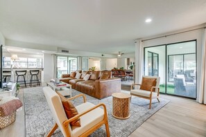 Smart TV, fireplace, books, stereo