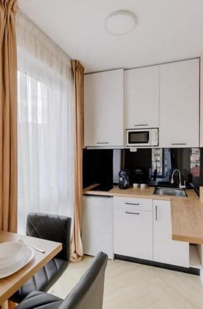 Frigorífico, microondas y placa de cocina