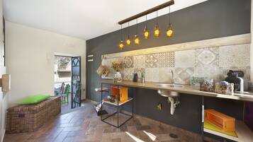 Deluxe-Apartment, Terrasse, Meerblick | Wohnbereich | 32-Zoll-Flachbildfernseher mit Digitalempfang