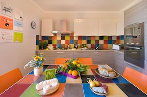 Apartamento Deluxe, terraza, vistas al mar | Cocina privada | Frigorífico, microondas, horno y placa de cocina