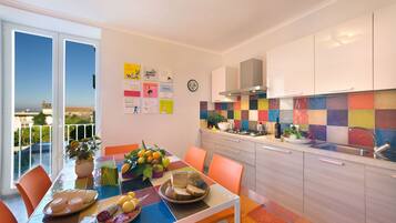 Appartamento Deluxe, terrazzo, vista mare | Cucina privata | Frigorifero, microonde, forno, piano cottura