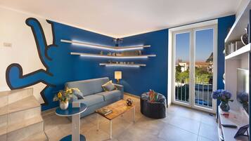 Deluxe-Apartment, Terrasse, Meerblick | Wohnbereich | 32-Zoll-Flachbildfernseher mit Digitalempfang