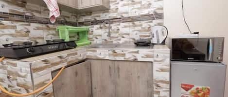 Estudio básico | Cocina privada | Frigorífico, microondas y utensilios de cocina